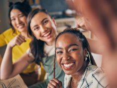 Do roku 2030 bude polovina žen single. Láska přestává být životní nutností