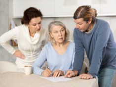 Dcera žije se dvěma muži, syn je narcis. Realita matku rozložila u nedělního oběda