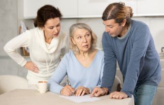 Dcera žije se dvěma muži, syn je narcis. Realita matku rozložila u nedělního oběda