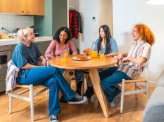 Bydlení v Česku selhává. Tihle lidé to vyřešili po svém