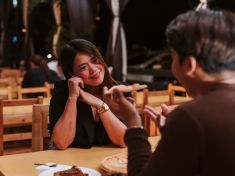 Perfektní image vs. žluté crocsy: Proč se z chytrých lidí stávají na rande ňoumové (a proč to funguje)