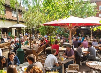 Všechno je v pohodě. Čekáme na průšvih, co nás probere