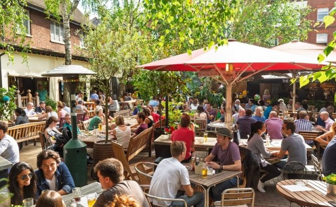 Všechno je v pohodě. Čekáme na průšvih, co nás probere