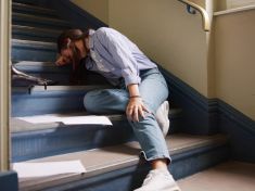 Spadla ze schodů, uklouzla v koupelně, zřítila se ze skály. Záhadný talent žen umírat „nešťastnou náhodou“