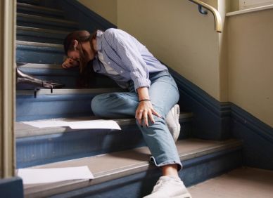 Spadla ze schodů, uklouzla v koupelně, zřítila se ze skály. Záhadný talent žen umírat „nešťastnou náhodou“