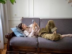 Chcete začít pracovat, ale místo toho scrollujete kočičky? Možná to není lenost