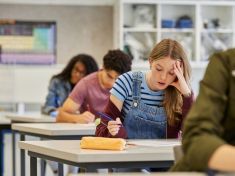 „Mami, já už dál nemůžu.“ Jednotné testy Cermatu zvýhodňují bohatší studenty