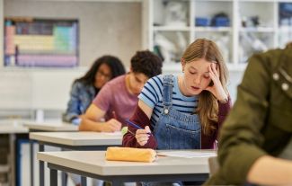 „Mami, já už dál nemůžu.“ Jednotné testy Cermatu zvýhodňují bohatší studenty