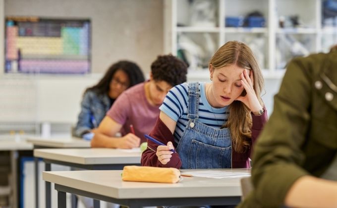 „Mami, já už dál nemůžu.“ Jednotné testy Cermatu zvýhodňují bohatší studenty