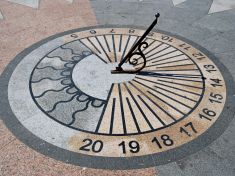 Hodina, která chybí. Proč nám změna času rozhazuje tělo i mysl a co může pomoci?