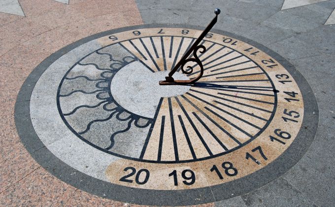 Hodina, která chybí. Proč nám změna času rozhazuje tělo i mysl a co může pomoci?