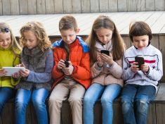 Hlavy dolů, ramena vpřed. Jak mobily mění dětská těla