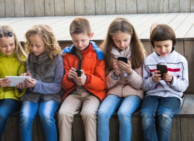 Hlavy dolů, ramena vpřed. Jak mobily mění dětská těla