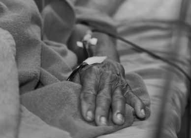 Nenáviděla jsem ho. Teď sedím u jeho postele a dívám se, jak umírá úplně sám