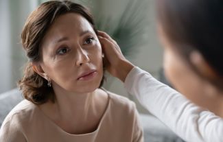 „Tak proč od něj neodešla?“ Toxičtí partneři mají promyšlené strategie, jak si oběť udržet