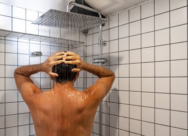 „Jdu na rychlou sprchu.“ Co muži ve skutečnosti dělají 30 minut za zavřenými dveřmi?