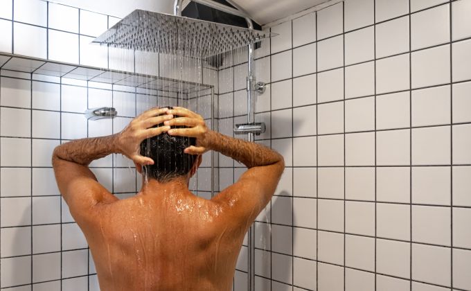 „Jdu na rychlou sprchu.“ Co muži ve skutečnosti dělají 30 minut za zavřenými dveřmi?