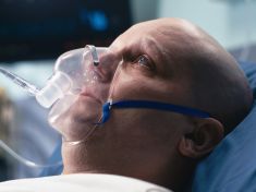 „Přála jsem si, aby to skončilo.“ Když medicína prodlužuje utrpení, má člověk právo říct dost?