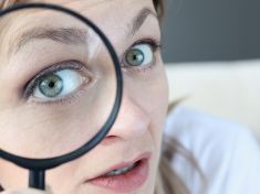 Pět babských rad, které nefungují. Je libo panáka Sava, nebo cibuli do ponožky?