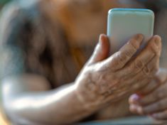 „Můžete pohnout, babi?“ Digitální svět vyhlásil seniorům válku, mladí už nemají soucit