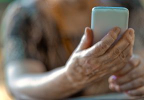 „Můžete pohnout, babi?“ Digitální svět vyhlásil seniorům válku, mladí už nemají soucit