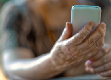 „Můžete pohnout, babi?“ Digitální svět vyhlásil seniorům válku, mladí už nemají soucit