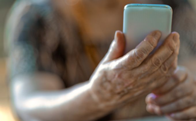 „Můžete pohnout, babi?“ Digitální svět vyhlásil seniorům válku, mladí už nemají soucit