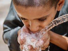 Když vás mozek nutí: pij dál. Porucha, při které se člověk může otrávit vodou