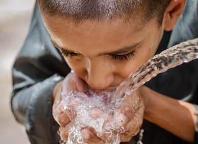 Když vás mozek nutí: pij dál. Porucha, při které se člověk může otrávit vodou