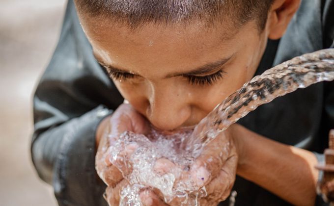 Když vás mozek nutí: pij dál. Porucha, při které se člověk může otrávit vodou