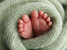 „Říkali mi, že omládnu. Jenže já jsem jen vyčerpaná.“ Mateřství po čtyřicítce je boj o přežití