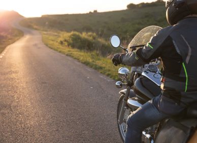 „Tak si vyber. Buď já, nebo motorka.“ Ve chvíli, kdy ho donutíte vybrat, už jste prohráli