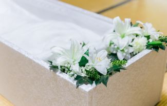 Půlhodina pravdy. Japonci si platí ticho v rakvi, aby znovu pochopili život