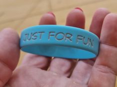 Jak se ladí buňky silikonem: Malá detektivka o modrém náramku