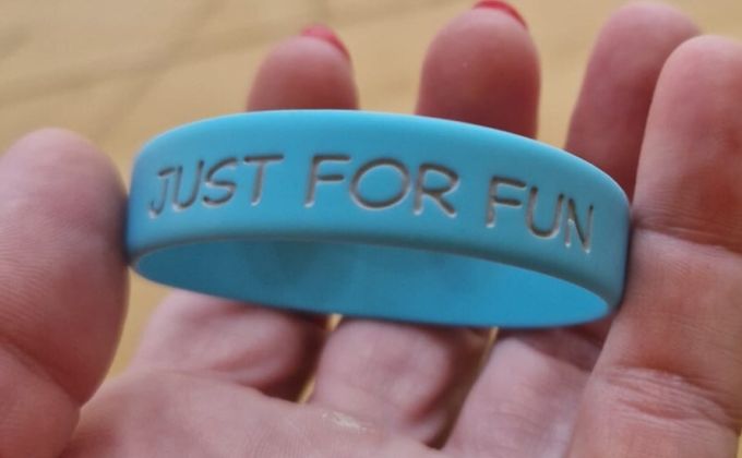 Jak se ladí buňky silikonem: Malá detektivka o modrém náramku