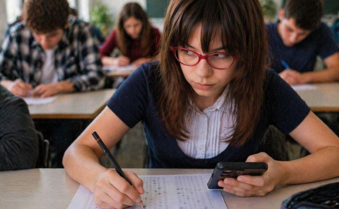 Tři způsoby, jak podvádět u Cermatu. A proč tomu některé školy tiše pomáhají