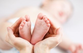 Nosila děti cizím lidem a nelituje. Otevřená zpověď náhradní matky