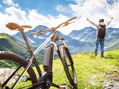 Motor pomůže do kopce, ne z krizové situace. Proč na elektrokolech přibývá nehod