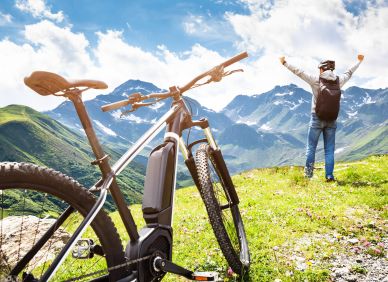 Motor pomůže do kopce, ne z krizové situace. Proč na elektrokolech přibývá nehod