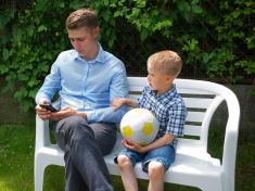 Děti vyrůstají vedle rodičů, ne s nimi. Sociální sítě ničí rodinný život, říká terapeutka