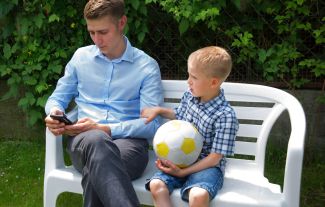 Děti vyrůstají vedle rodičů, ne s nimi. Sociální sítě ničí rodinný život, říká terapeutka
