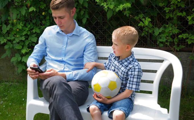 Děti vyrůstají vedle rodičů, ne s nimi. Sociální sítě ničí rodinný život, říká terapeutka