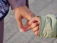 Křehká síť ochrany: Ohrožené děti v labyrintu úřadů