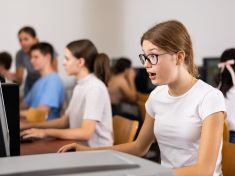 Proč se stát ptá školáků na majetek a psychickou pohodu? A proč to začalo vadit až teď?