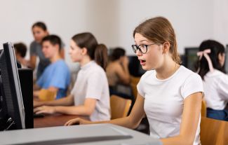 Proč se stát ptá školáků na majetek a psychickou pohodu? A proč to začalo vadit až teď?