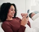 Tajné zprávy, skrytý flirt a pocit blízkosti. Šedá zóna partnerské věrnosti
