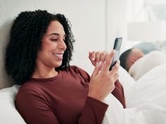 Tajné zprávy, skrytý flirt a pocit blízkosti. Šedá zóna partnerské věrnosti