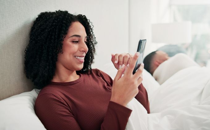 Tajné zprávy, skrytý flirt a pocit blízkosti. Šedá zóna partnerské věrnosti