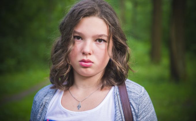 Zavřeni v bezpečí, ztraceni v síti: Proč dnešní čtrnáctiletí potřebují chůvy a jak jim internet krade odvahu žít