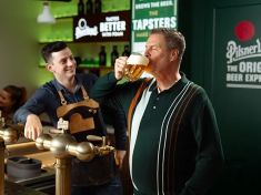 Na Den otců fotbal i pivo. Tatínci dostanou v Pilsner Urquell Experience krýgl zdarma